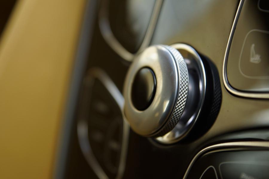 Детали интерьера Aston Martin Vanquish 2012 года  (UK) (фото 8 из 170)